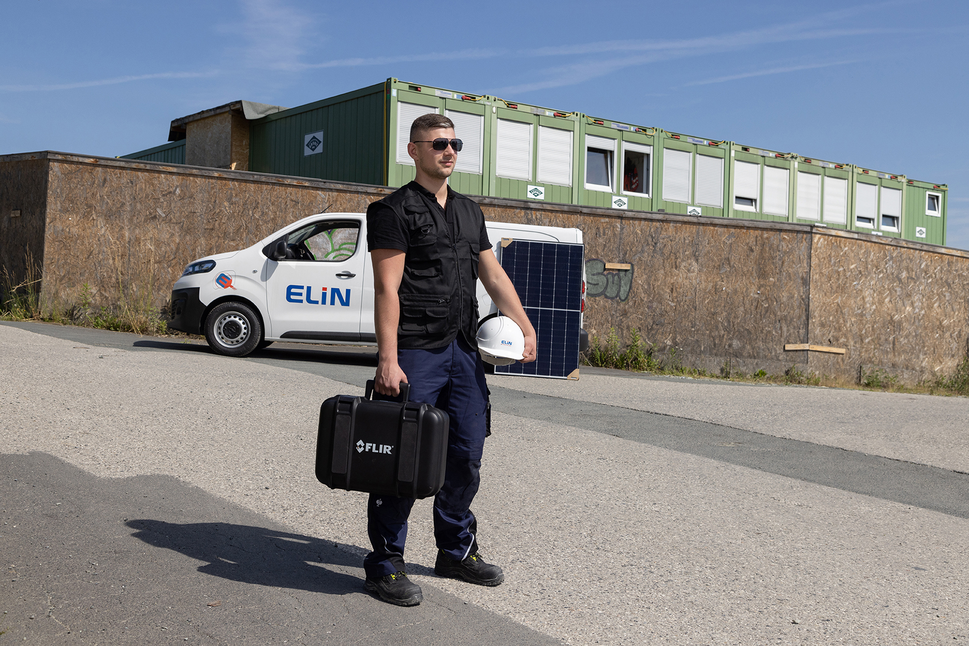 Servicetechniker vor Fahrzeug